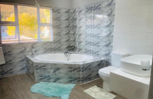 Komani Bed & Breakfast | Ndaba Golf Lodge & Hello Beautiful Day Spa