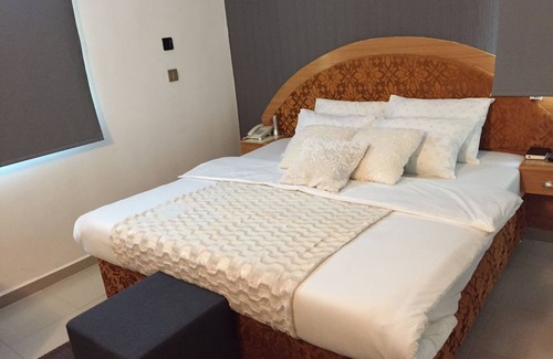Okpanam Hotel | Ne-Yo Hotel and Suites