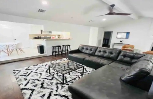 Barker House | Near Airport 8beds,Pool table, Parking, Backyard, Wi-FI