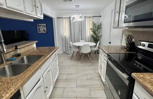 Barker House | Near Airport 8beds,Pool table, Parking, Backyard, Wi-FI