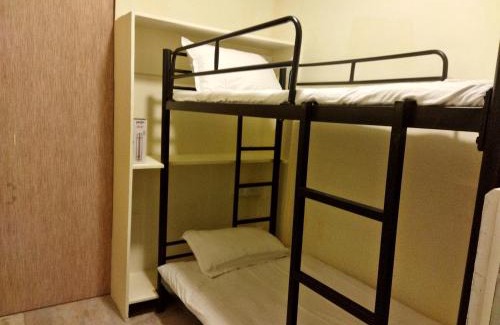 Andheri Hotel | Near Airport AC Couple Friendly Small Cozy Room at a Budget Inn