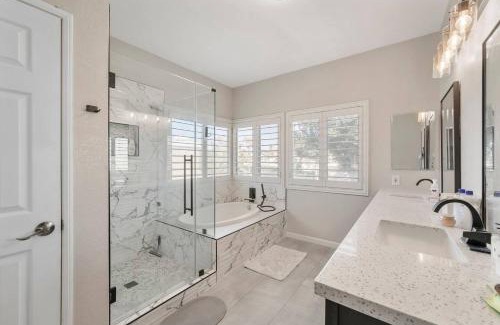 Ontario House | Near Airport and Outlet Mall 6 bedroom large house