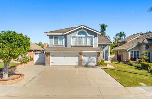 Ontario House | Near Airport and Outlet Mall 6 bedroom large house