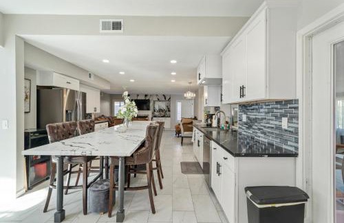 Ontario House | Near Airport and Outlet Mall 6 bedroom large house