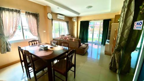 Pa Daet House | Near airport cozy home
