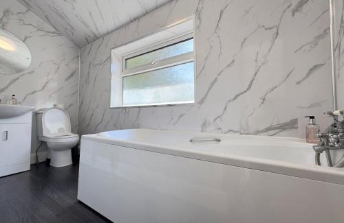 Sunbury on Thames House | NEAR AIRPORT Fully Detached Home with 2 Off-Street Parking Spaces