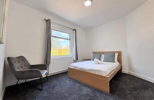 Sunbury on Thames House | NEAR AIRPORT Fully Detached Home with 2 Off-Street Parking Spaces