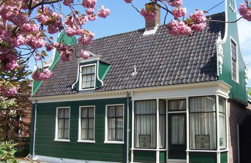Koog aan de Zaan Apartment | Near Amsterdam, luxury guesthouse with kitchen, Jacuzzi and private Finnish sauna
