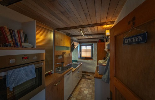 Bobingen Apartment | Near Augsburg, 2 bedrooms on the upper floor, large garden, large balcony. Bathroom
