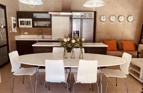 Vedene House | Near Avignon, AdriAnna guest house with terrace and private pool
