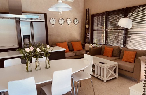 Vedene House | Near Avignon, AdriAnna guest house with terrace and private pool