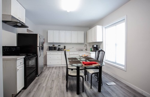 Trenton House | Near Batawa Ski Hill Cozy Modern Riverview Home w/5 Beds + Crib + FAST WiFi