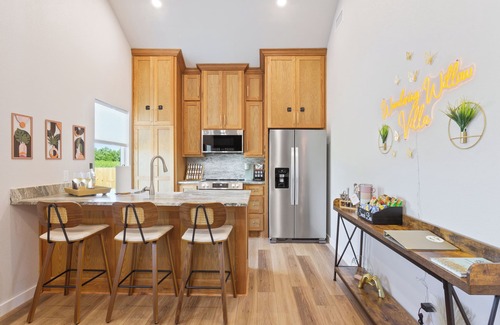 Waco House | Near Baylor University and Silos! Luxury villa, Sleeps 6