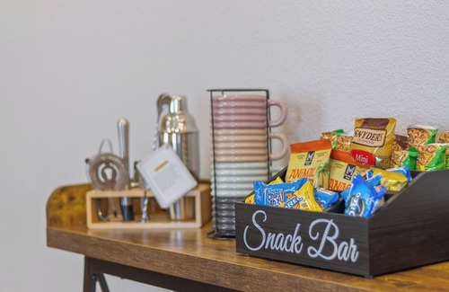 Waco House | Near Baylor University and Silos! Luxury villa, Sleeps 6