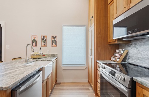 Waco House | Near Baylor University and Silos! Luxury villa, Sleeps 6