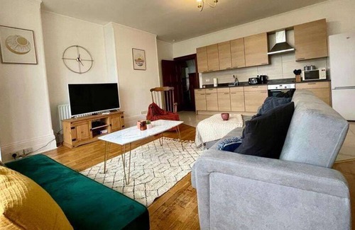 Calder Bridge Apartment | Near Beach 3 BR Apartment