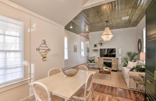 Galveston House | Near Beach and Strand Bright Cottage in Galveston
