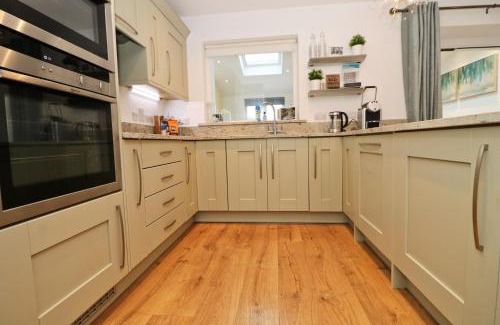 St Merryn House | NEAR BEACHES, contemporary home in village centre