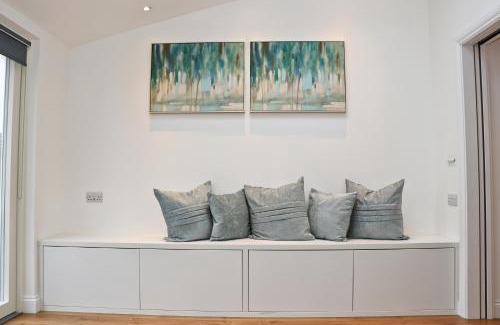 St Merryn House | NEAR BEACHES, contemporary home in village centre
