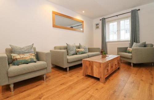 St Merryn House | NEAR BEACHES, contemporary home in village centre