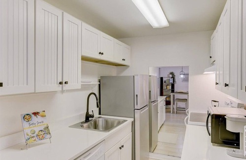 Laurel Park Apartment | ✬Near Beaches✬Laurel Park✬Full Kitchen✬FastWifi