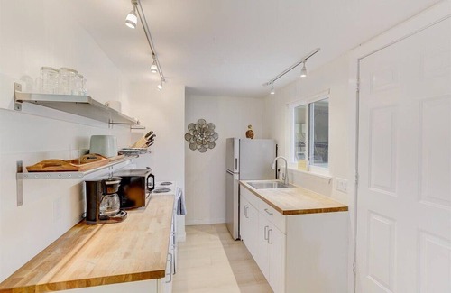 Laurel Park Apartment | ✬Near Beaches✬Laurel Park✬Full Kitchen✬FastWifi