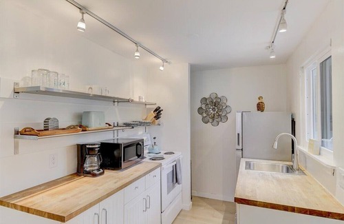 Laurel Park Apartment | ✬Near Beaches✬Laurel Park✬Full Kitchen✬FastWifi