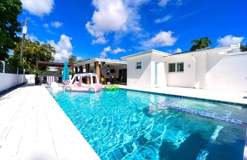 Coral Way Villa | Near Brickell, Heated pool & Spa,huge outdoor area.