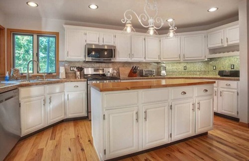 Warrior's Mark West House | Near Bus Stop, 4 bd, Pet Friendly, Hot Tub