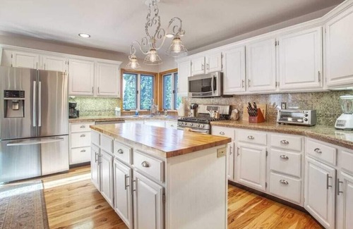 Warrior's Mark West House | Near Bus Stop, 4 bd, Pet Friendly, Hot Tub