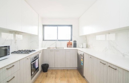 Bonnyrigg Apartment | Near by Shops Golf Club 3bed home at Bonnyrigg AC Wifi