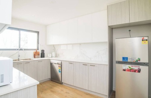 Bonnyrigg Apartment | Near by Shops Golf Club 3bed home at Bonnyrigg AC Wifi