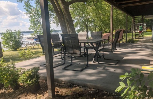 Alexandria House | Near Carlos Creek Winery—book for Grape Stomp Weekend! Level Lake Ida Property