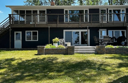 Alexandria House | Near Carlos Creek Winery—book for Grape Stomp Weekend! Level Lake Ida Property