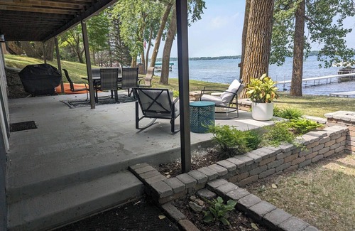 Alexandria House | Near Carlos Creek Winery—book for Grape Stomp Weekend! Level Lake Ida Property