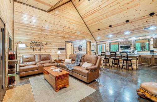 Broken Bow Cabin | Near Choctaw Casino: Broken Bow Cabin w/Hot Tub!
