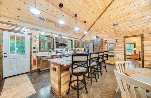 Broken Bow Cabin | Near Choctaw Casino: Broken Bow Cabin w/Hot Tub!