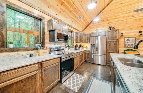 Broken Bow Cabin | Near Choctaw Casino: Broken Bow Cabin w/Hot Tub!