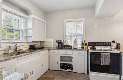 Cleveland Apartment | Near CLE Clinic - Long term stays accepted