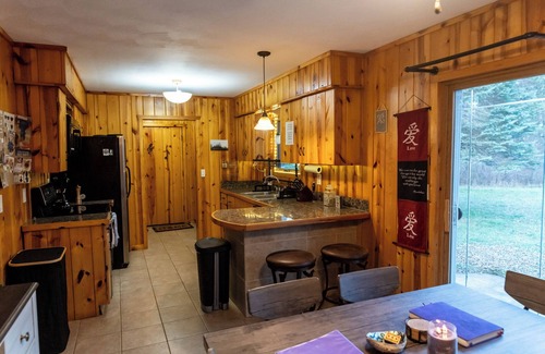 Mount Pleasant House | Near CMU and casino with Hot Tub, gym, fireplace
