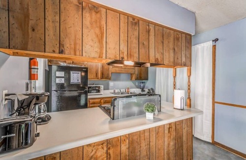 Ellendale House | Near Dining & MEM - Hickory Hill Home