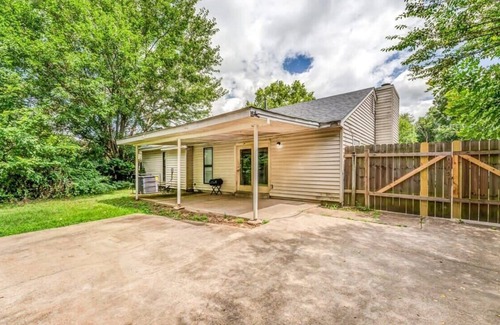Ellendale House | Near Dining & MEM - Hickory Hill Home