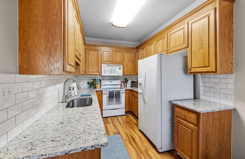 Cary House | Near downtown Cary & RDU. Easy access to Raleigh, Durham and local venues.