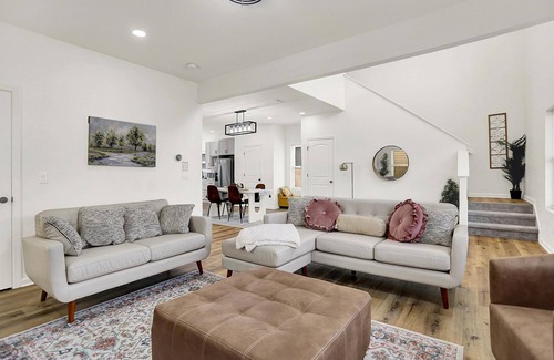 Near Eastside House | Near Downtown Chic & Spacious 4BD + 2 Car garage