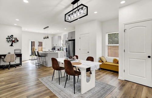 Near Eastside House | Near Downtown Chic & Spacious 4BD + 2 Car garage