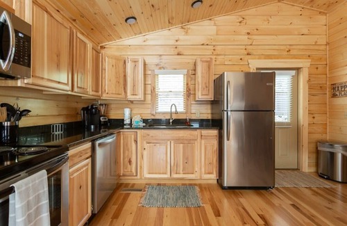 Gatlinburg Cabin | Near Downtown Gatlinburg/Hot Tub/Newly Built Cabin