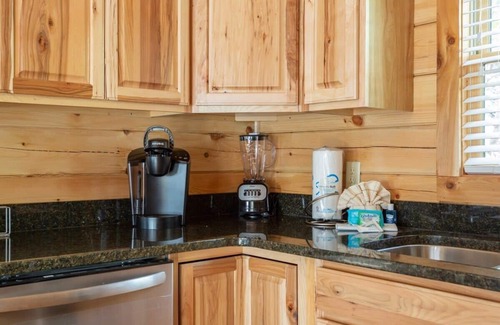 Gatlinburg Cabin | Near Downtown Gatlinburg/Hot Tub/Newly Built Cabin