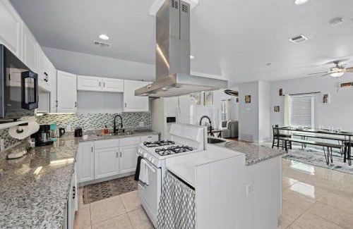 Greater Heights Apartment | Near Downtown Heights Apt Yard Terrace Wifi Desk