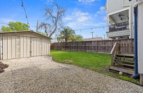 Greater Heights Apartment | Near Downtown Heights Apt Yard Terrace Wifi Desk