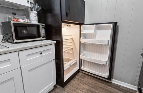 MacGregor Apartment | Near Downtown | MD Center | 3TVs | Pet| King Bed